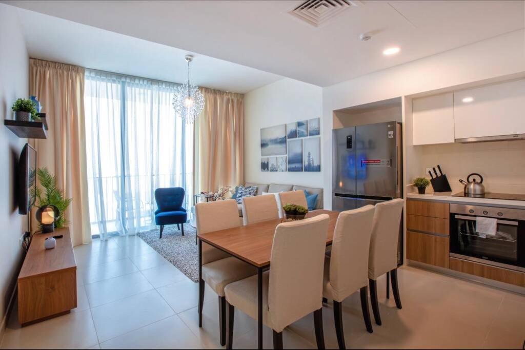 A Luxury Aprt 2 Bedrooms Balcony With Wonderful View Mall Access Hi Speed Wifi Beach Access & Much More For Family Only Samaheej Kültér fotó