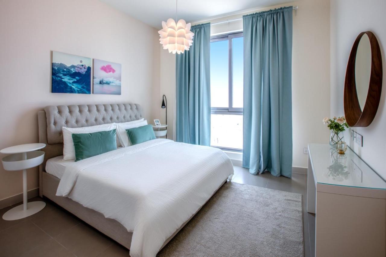 A Luxury Aprt 2 Bedrooms Balcony With Wonderful View Mall Access Hi Speed Wifi Beach Access & Much More For Family Only Samaheej Kültér fotó